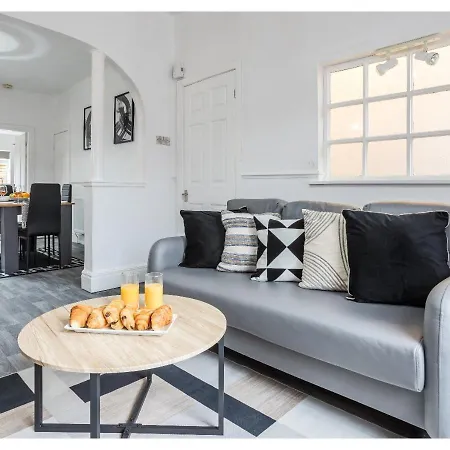 Modern 3bd House - Free Parking - Fast Wifi マンチェスター