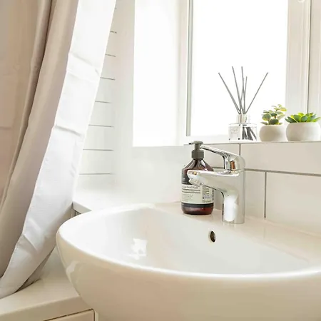 Vakantiehuis S Veranda - Near Lidl & Bus -4 Bed 6 Sleep Manchester