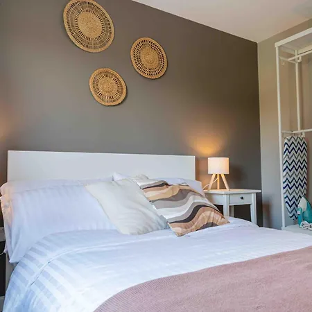 Vakantiehuis S Veranda - Near Lidl & Bus -4 Bed 6 Sleep