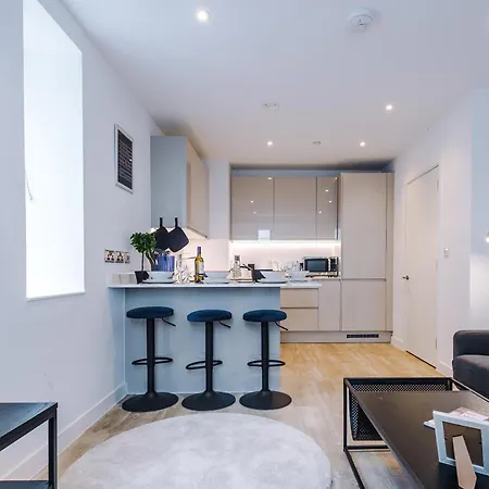 Duplex In Salford, 2br&2ba, Full Kitchen Апартаменты *