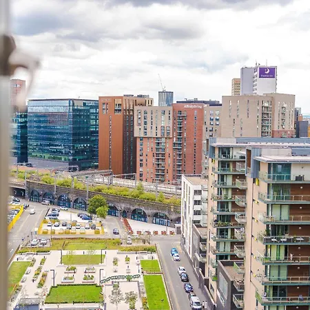 Duplex In Salford, 2br&2ba, Full Kitchen Апартаменты *