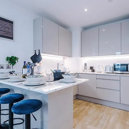 Duplex In Salford, 2br&2ba, Full Kitchen Апартаменты *
