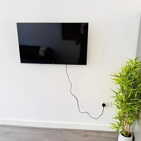 Spacious 4 Bed Near Metrolink Whitefield