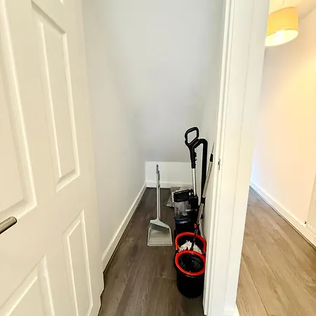 Spacious 4 Bed Near Metrolink Whitefield * Manchester