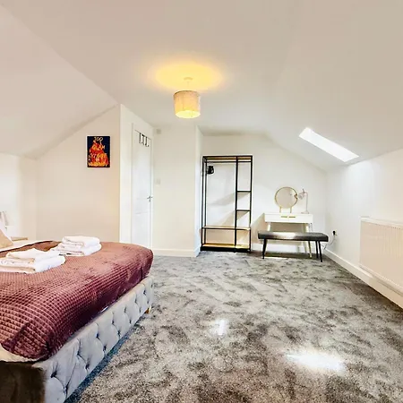 Spacious 4 Bed Near Metrolink Whitefield