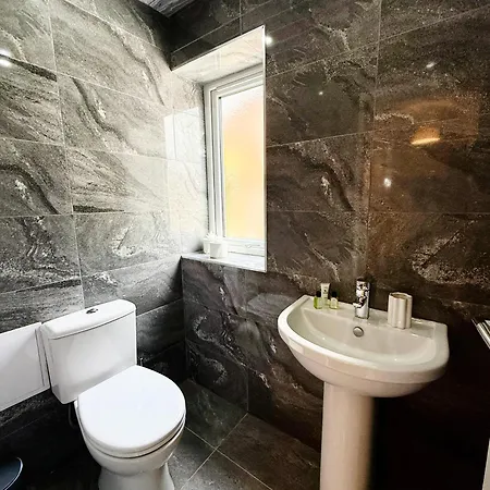 Spacious 4 Bed Near Metrolink Whitefield Manchester