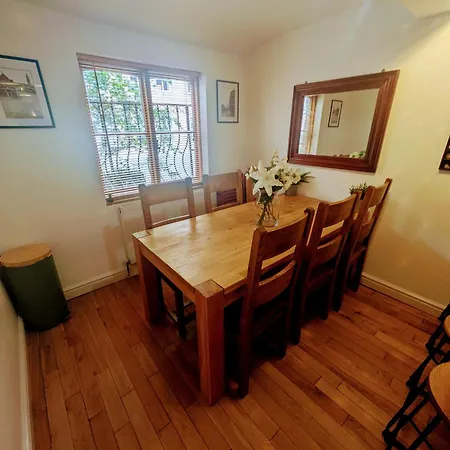 Detached House With Gated Parking In Whalley Range, Near Centre Villa