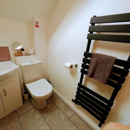 Villa Detached House With Gated Parking In Whalley Range, Near Centre