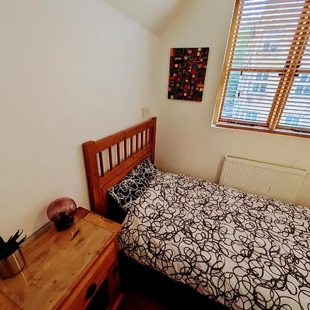 Detached House With Gated Parking In Whalley Range, Near Centre Villa Manchester