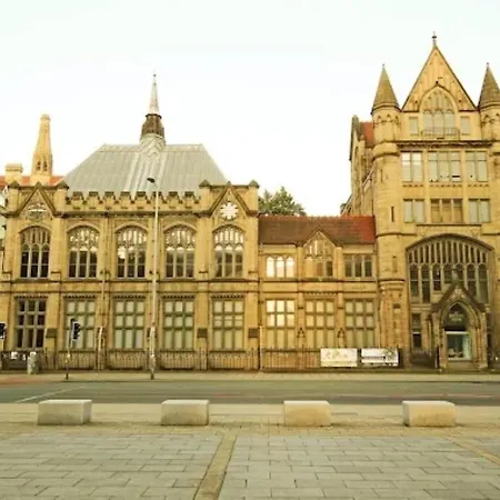 Modern Spacious Sleeps 5 Free High-speed Wi-fi Apartment Manchester