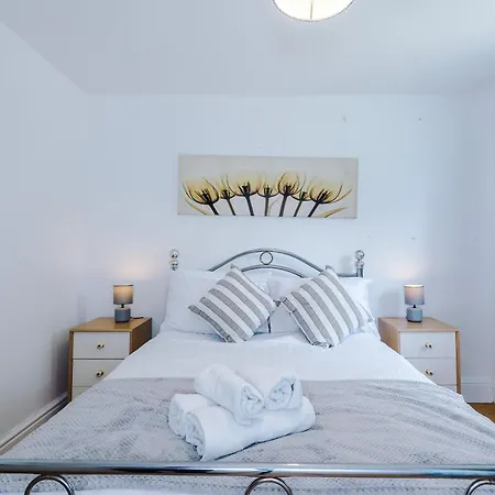 Spacious 3bed In Stretford, Sleeps 6, Parking *