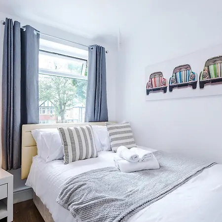 Spacious 3bed In Stretford, Sleeps 6, Parking