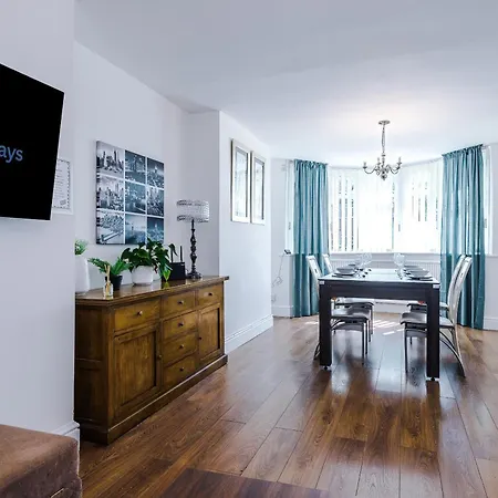 Spacious Stretford 3-bed, Driveway Parking, Pool Table, Sleeps 6 度假居 *