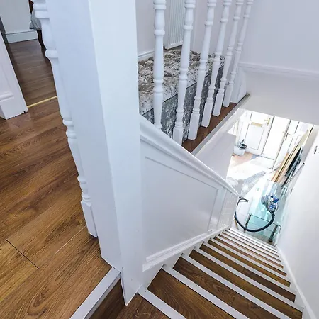 Spacious 3bed In Stretford, Sleeps 6, Parking