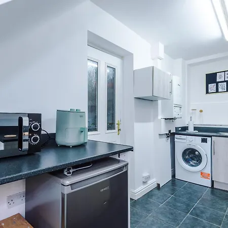 度假居 Spacious Stretford 3-bed, Driveway Parking, Pool Table, Sleeps 6 *