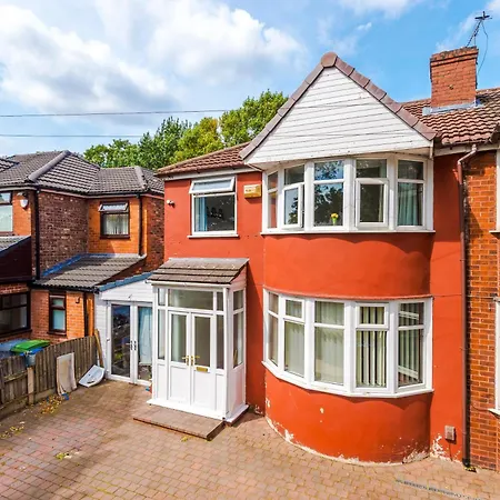 Spacious Stretford 3-bed, Driveway Parking, Pool Table, Sleeps 6 度假居 曼彻斯特