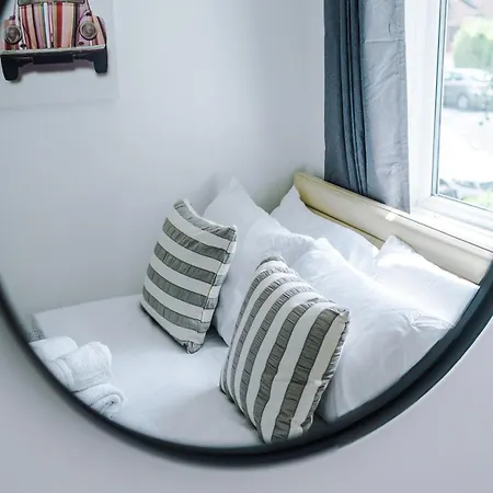 Spacious 3bed In Stretford, Sleeps 6, Parking Manchester