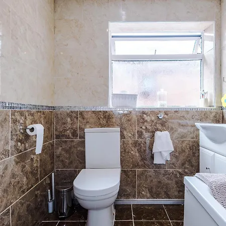 Spacious 3bed In Stretford, Sleeps 6, Parking Casa de Férias