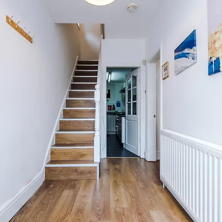 Spacious Stretford 3-bed, Driveway Parking, Pool Table, Sleeps 6 度假居 曼彻斯特