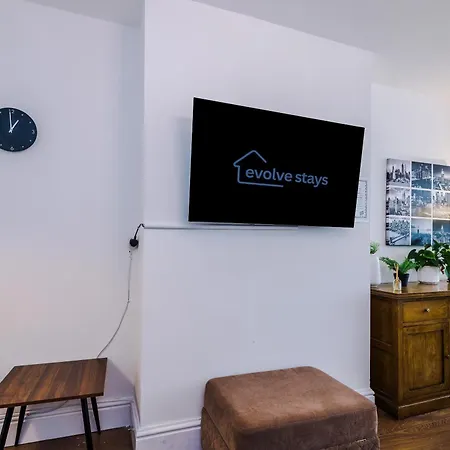 Spacious 3bed In Stretford, Sleeps 6, Parking Manchester