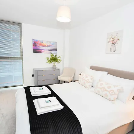 Modern 2 Bed Flat In W Balcony Manchester