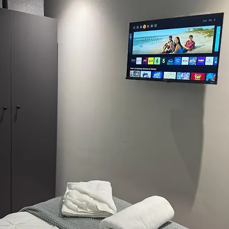 Modern City Centre Apartment With Balcony Plus Skyline Views *