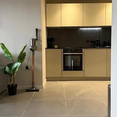 Modern City Centre Apartment With Balcony Plus Skyline Views *