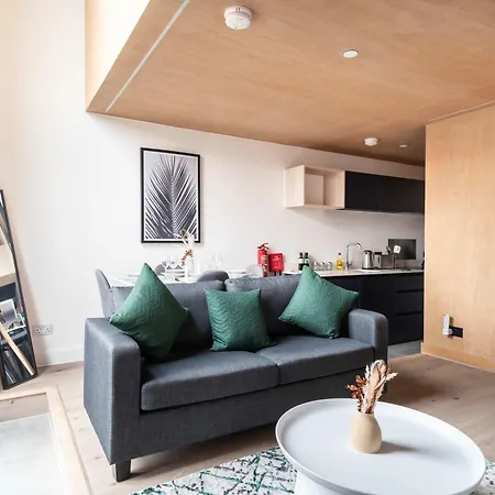 Modern And Quirky 2 Bed Flat In Apartment *