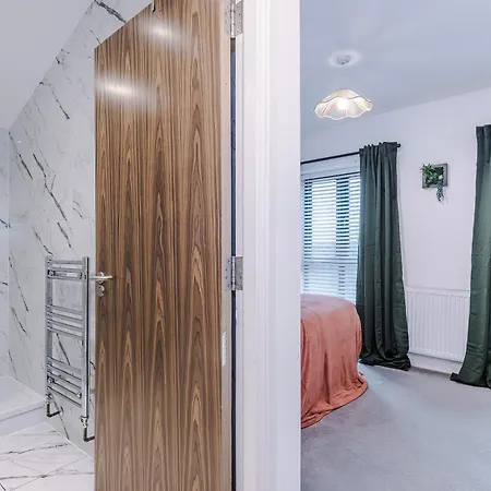 Big Mcr 5-bedroom Contractor House Sleeps 8 With Parking By Purestay Vakantiehuis