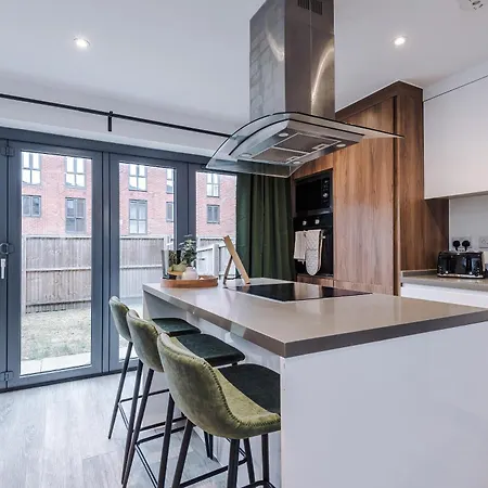 Vakantiehuis Big Mcr 5-bedroom Contractor House Sleeps 8 With Parking By Purestay Manchester