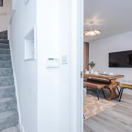 Vakantiehuis Big Mcr 5-bedroom Contractor House Sleeps 8 With Parking By Purestay Manchester