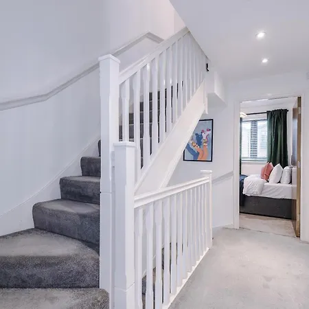 Vakantiehuis Big Mcr 5-bedroom Contractor House Sleeps 8 With Parking By Purestay