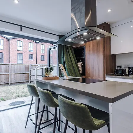 Vakantiehuis Big Mcr 5-bedroom Contractor House Sleeps 8 With Parking By Purestay *