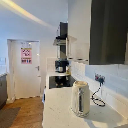 בית הארחה Quiet Spacious In Salford-samson Plab