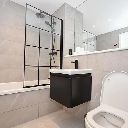 Modern 1 Bed Flat In W Balcony