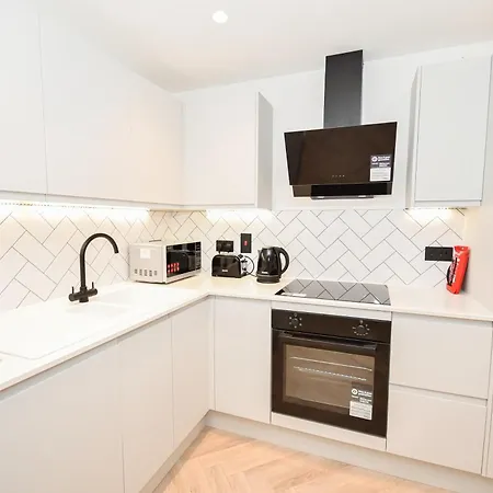 Modern 1 Bed Flat In W Balcony דירה מנצ'סטר