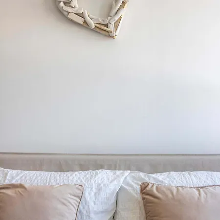 Zeni Alexandra Rise Two Bed Flat *