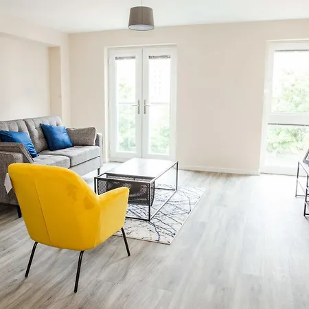 Spacious 2 Bedroom *