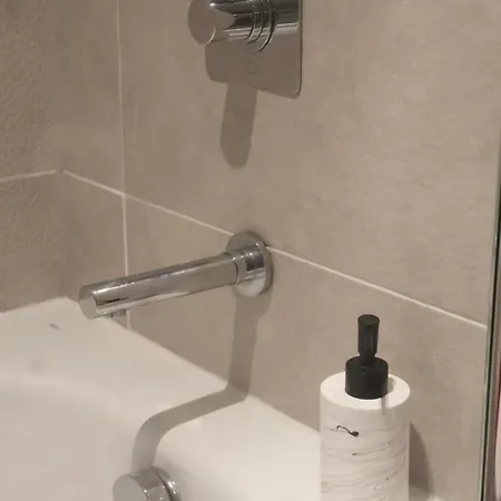 Luxury 2 Bed 13th Floor View Of Old Trafford Apartment *