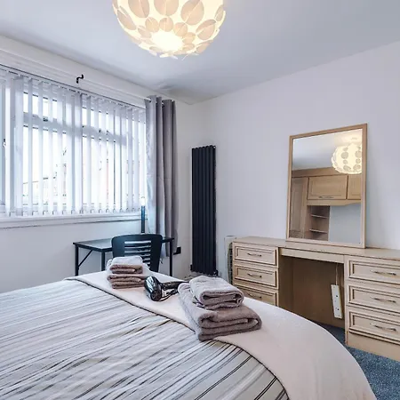 3br Salford Sleeps 7 Kitchen Parking 別荘 *