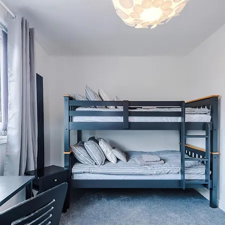 3br Salford Sleeps 7 Kitchen Parking 別荘 *