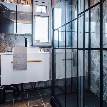 別荘 3br Salford Sleeps 7 Kitchen Parking *