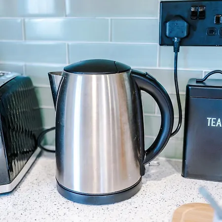 3br Salford Sleeps 7 Kitchen Parking マンチェスター