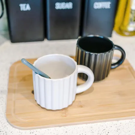 3br Salford Sleeps 7 Kitchen Parking 別荘 *