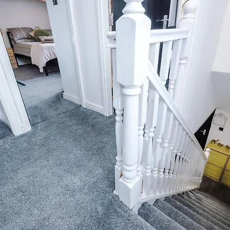 3br Salford Sleeps 7 Kitchen Parking *