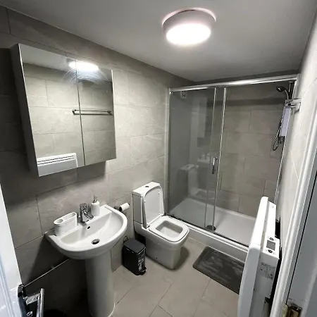 Cosy Newly Built Self-contained Garden Flat Apartament