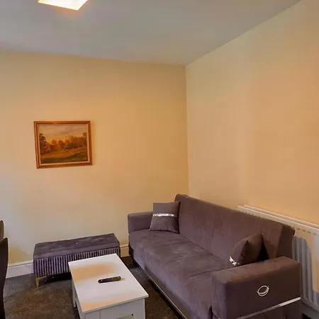Cosy 4 Bedder House Near Centre
