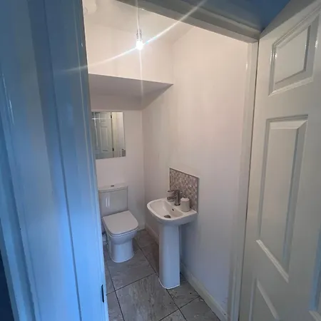 Spacious 2 Bed House In Manchester With Private Parking *