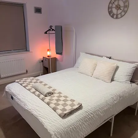 Vakantiehuis Spacious 2 Bed House In Manchester With Private Parking Manchester