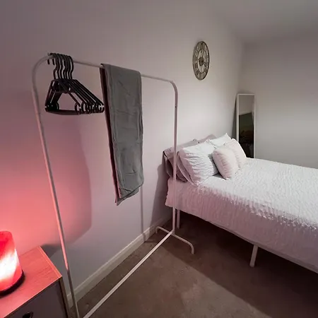 Spacious 2 Bed House In Manchester With Private Parking Manchester